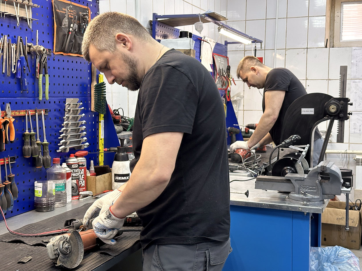 Опытные хирурги Сергей и Вячеслав в операционной