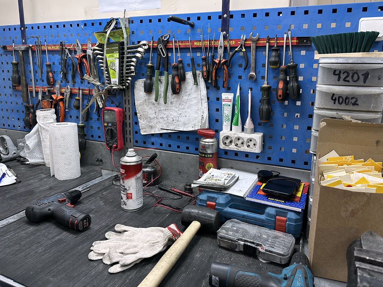 Операционный стол с хирургическими перчатками